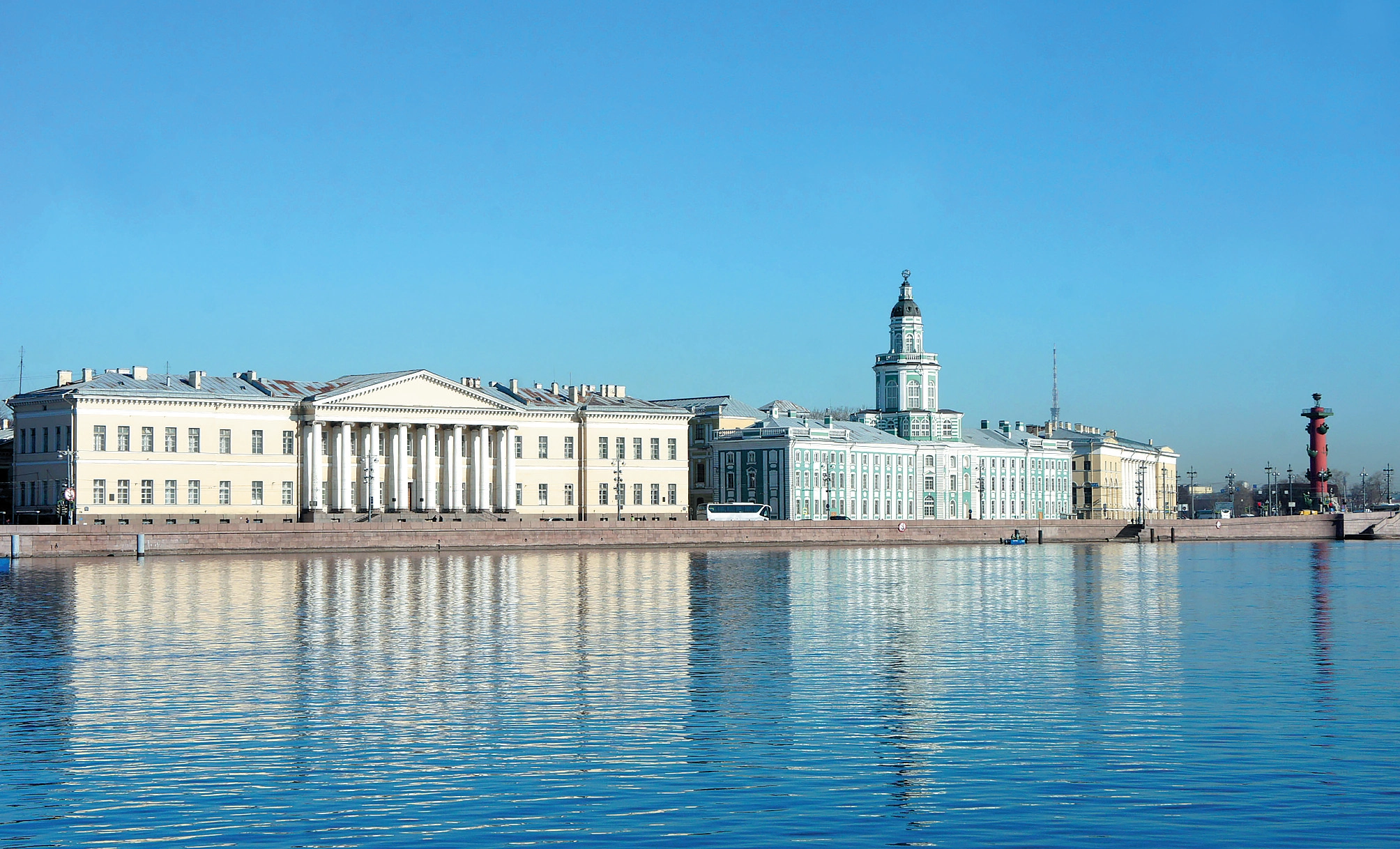 Вид на Кунсткамеру и Академию наук в Санкт-Петербурге. Фото автора